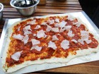 Šunková pizza s olivami na grilu Weber