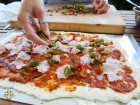 Šunková pizza s olivami na grilu Weber