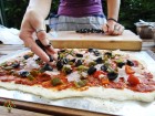 Šunková pizza s olivami na grilu Weber