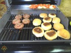 Hamburger na plynovém grilu Weber