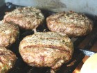 Hamburger na plynovém grilu Weber