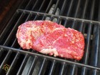 Rib Eye steak s omáčkou Moruga Mučíto na grilu Weber