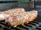 Rumpsteak na grilu Weber s malinovou omáčkou