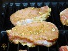 Grilovaná vepřová kotleta na grilu Weber
